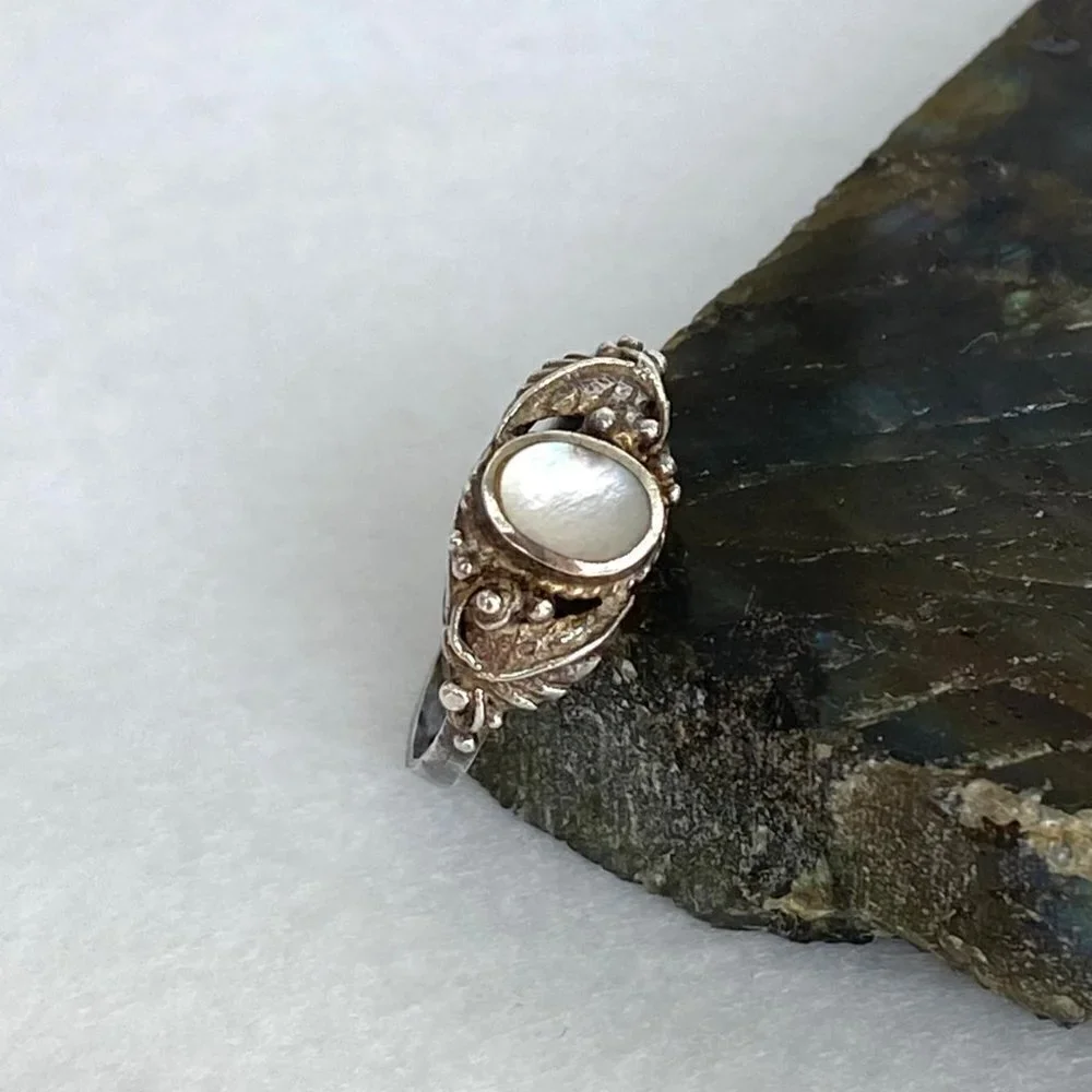 Sterling Silver 925 Southwest Style Oval Mother Of Pearl Feather Leaf Ring 6.5